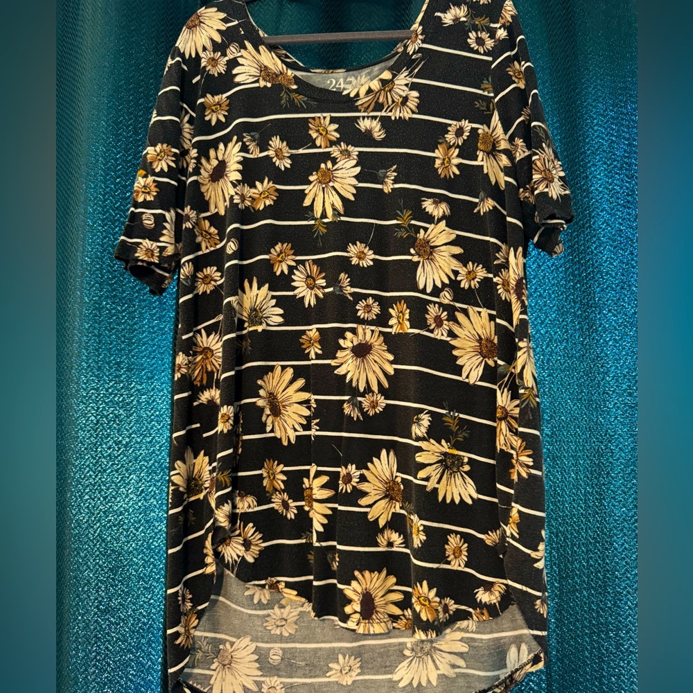 Maurices stripe/flower 24/7 top! 0XL